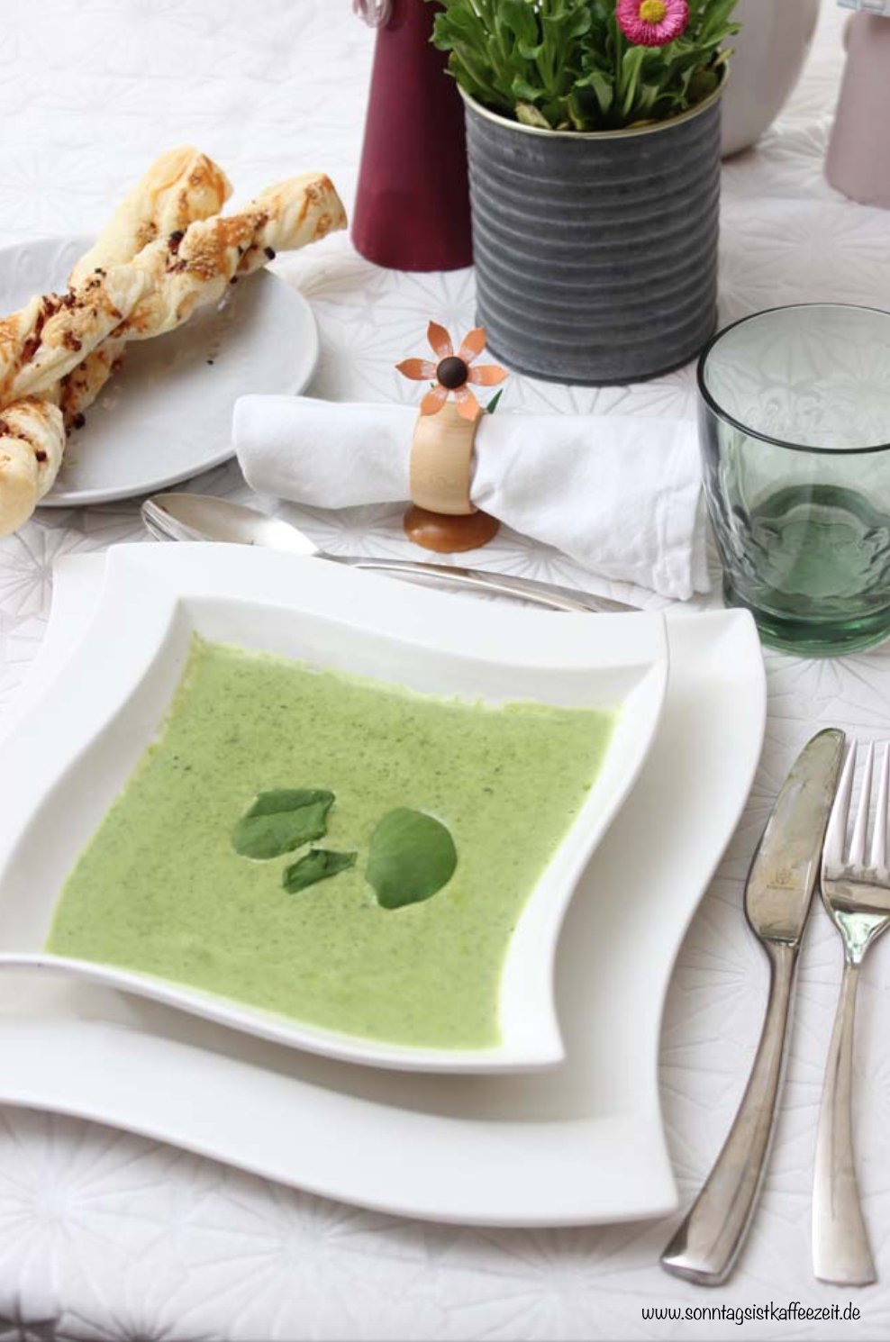 Brunnenkressesuppe mit Knusperstangen Rezept