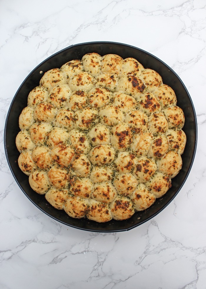 Bubble Bread mit einer Parmesan-Käuterbutter Kruste 5