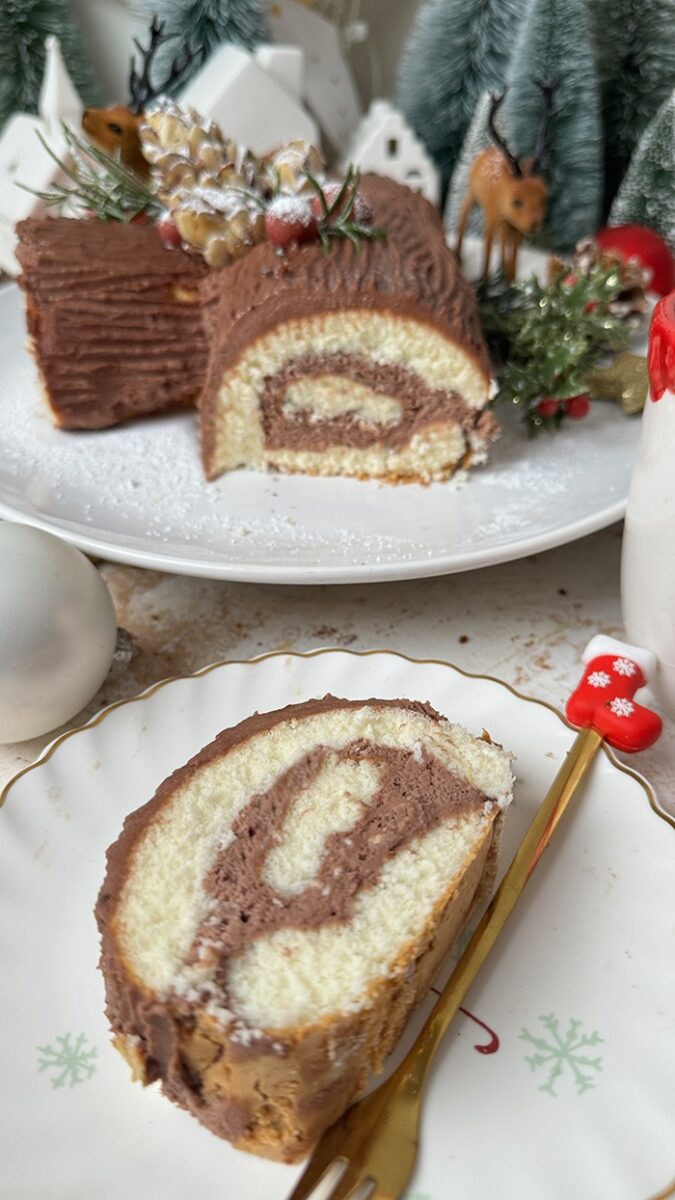 Bûche de Noël mit zarter Schokoladen Buttercreme Bûche de Noël mit zarter Schokoladen Buttercreme