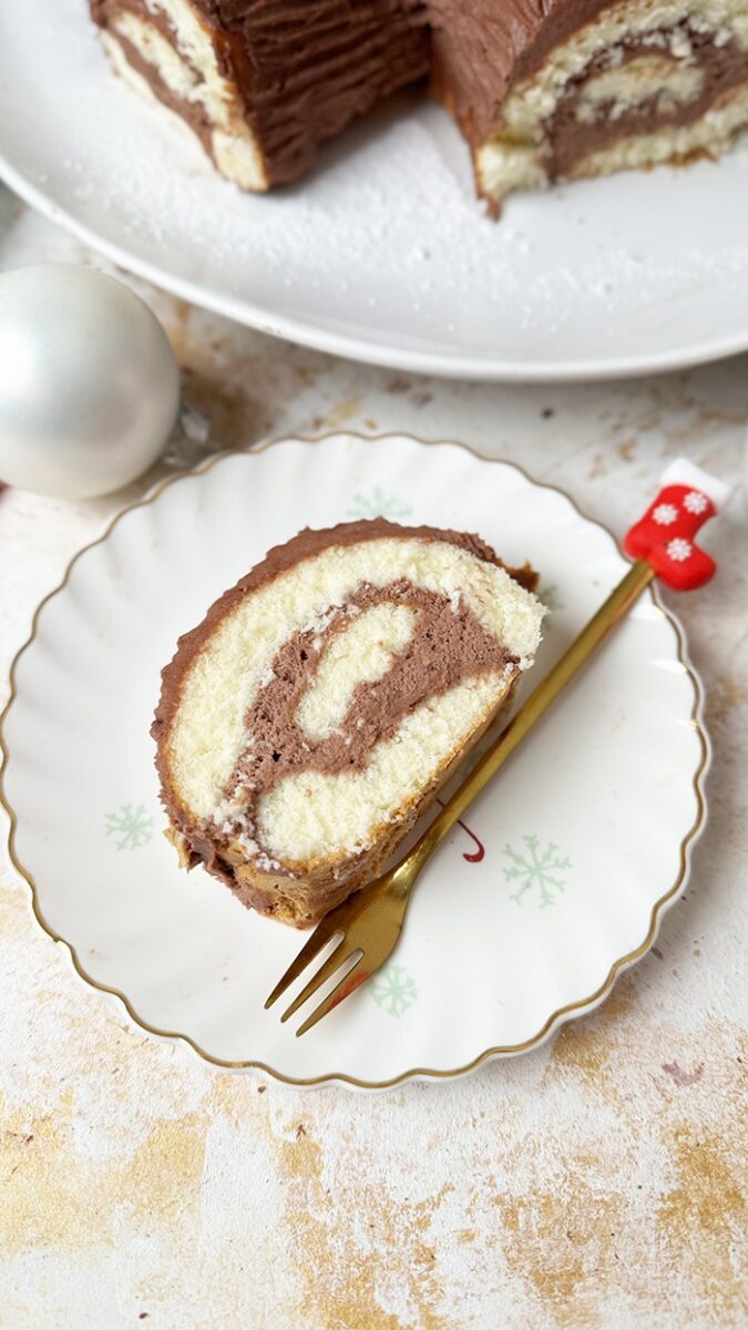 Bûche de Noël mit zarter Schokoladen Buttercreme Bûche de Noël mit zarter Schokoladen Buttercreme