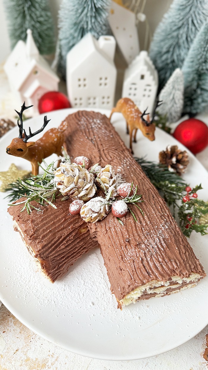 Buche-de-Noel-mit-zarter-Schokoladen-Buttercreme-Rezept