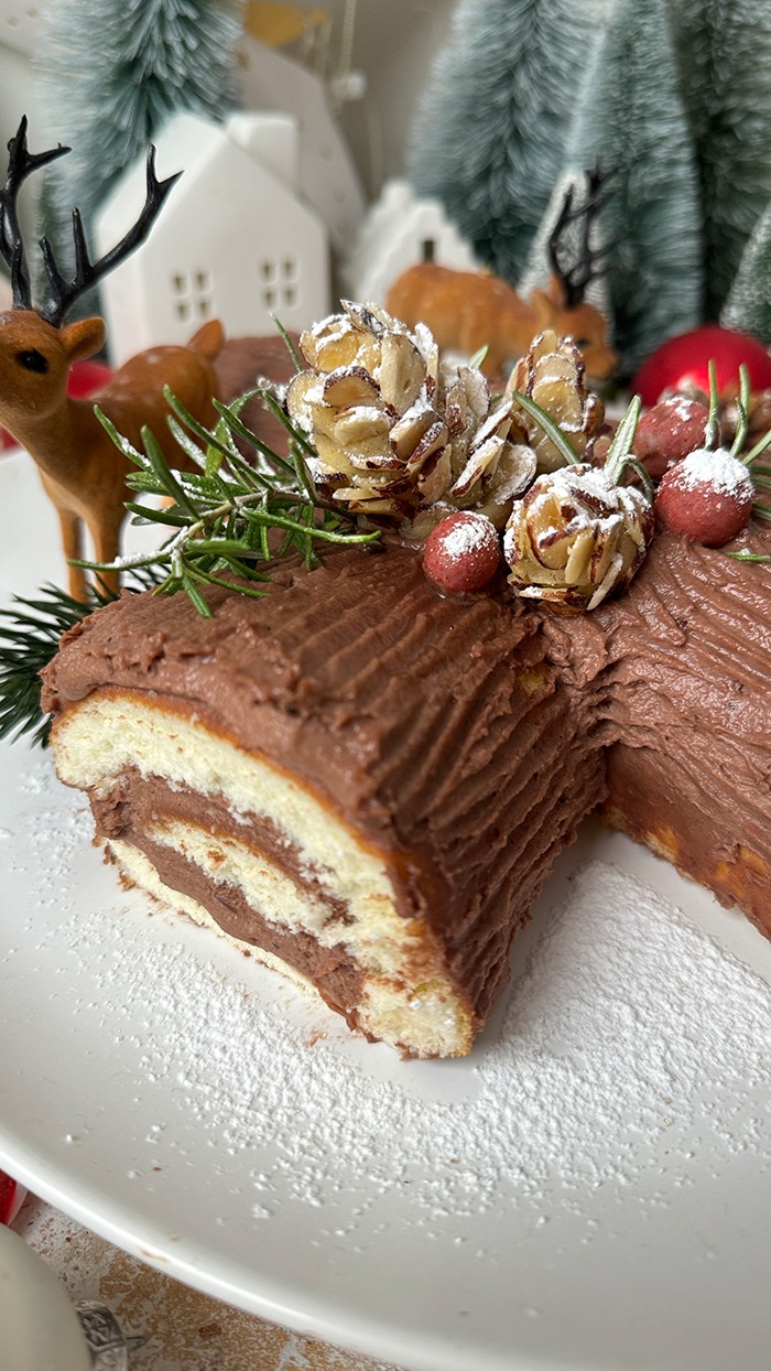 Bûche de Noël mit zarter Schokoladen Buttercreme