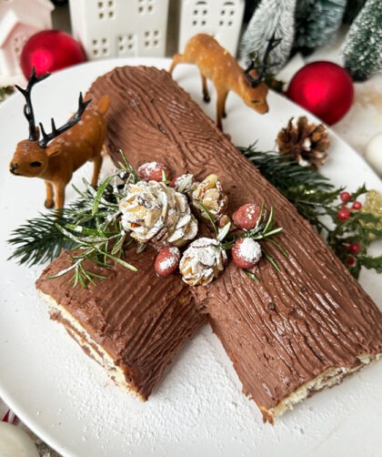 Bûche de Noël mit zarter Schokoladen Buttercreme