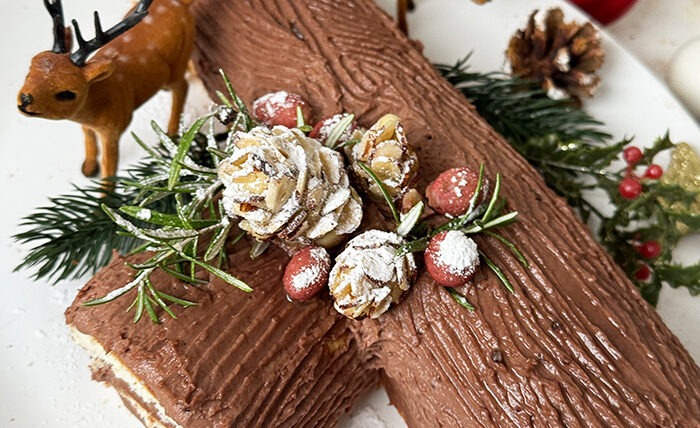 Bûche de Noël mit zarter Schokoladen Buttercreme