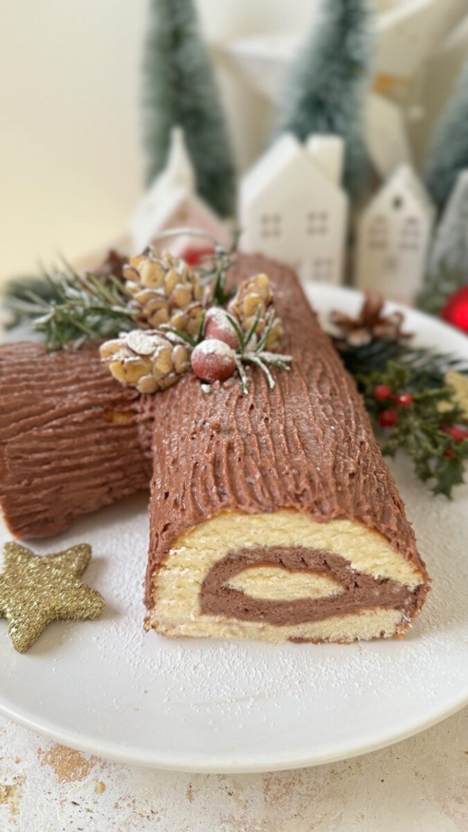 Bûche de Noël mit zarter Schokoladen Buttercreme Bûche de Noël mit zarter Schokoladen Buttercreme