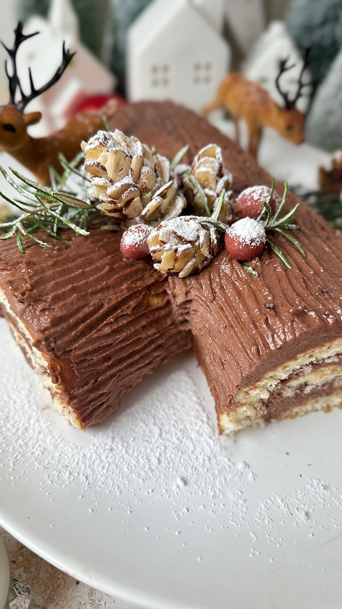 Diese Bûche de Noël ist nicht nur köstlich, sondern auch ein wunderschöner Blickfang auf dem festlichen Tisch. Guten Appetit und fröhliche Feiertage!