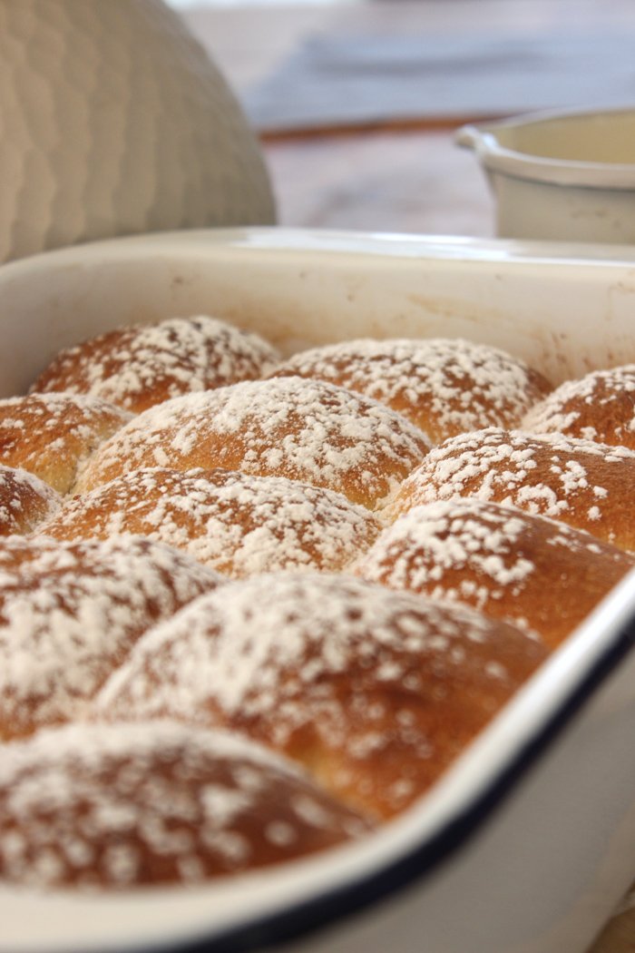 Gefüllte Buchteln mit Pflaumenmus und Vanillesauce