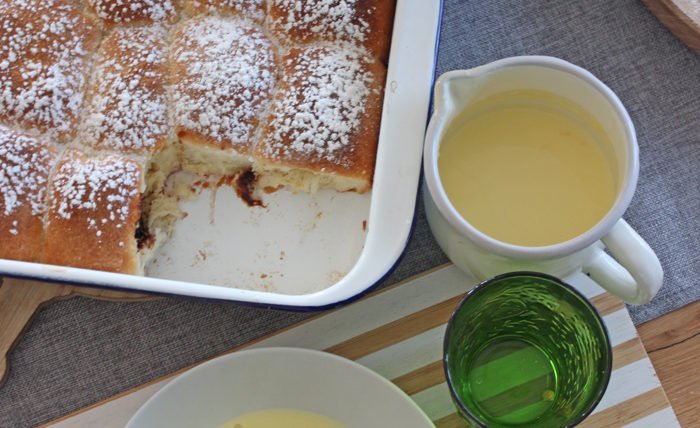 Mega leckere gefüllte Buchteln mit Pflaumenmus und Vanillesauce 11