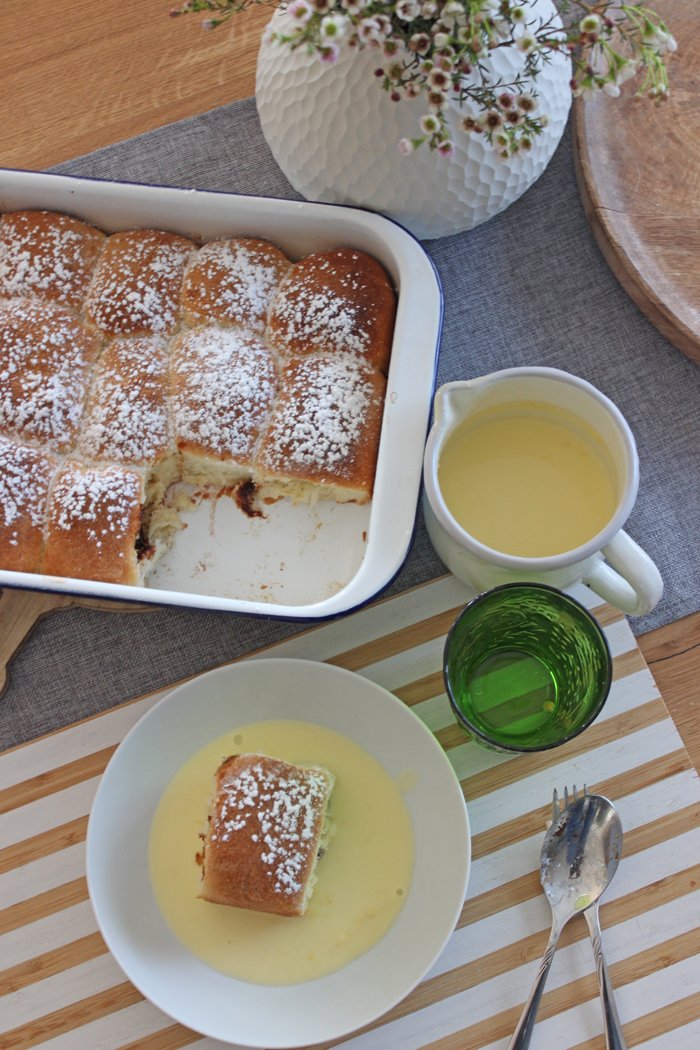 Mega leckere gefüllte Buchteln mit Pflaumenmus und Vanillesauce 16