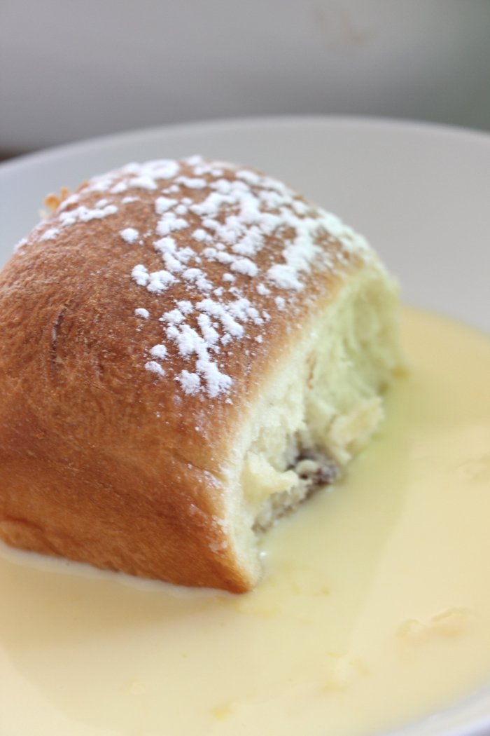 Gefüllte buchteln mit pflaumenmus und vanillesauce