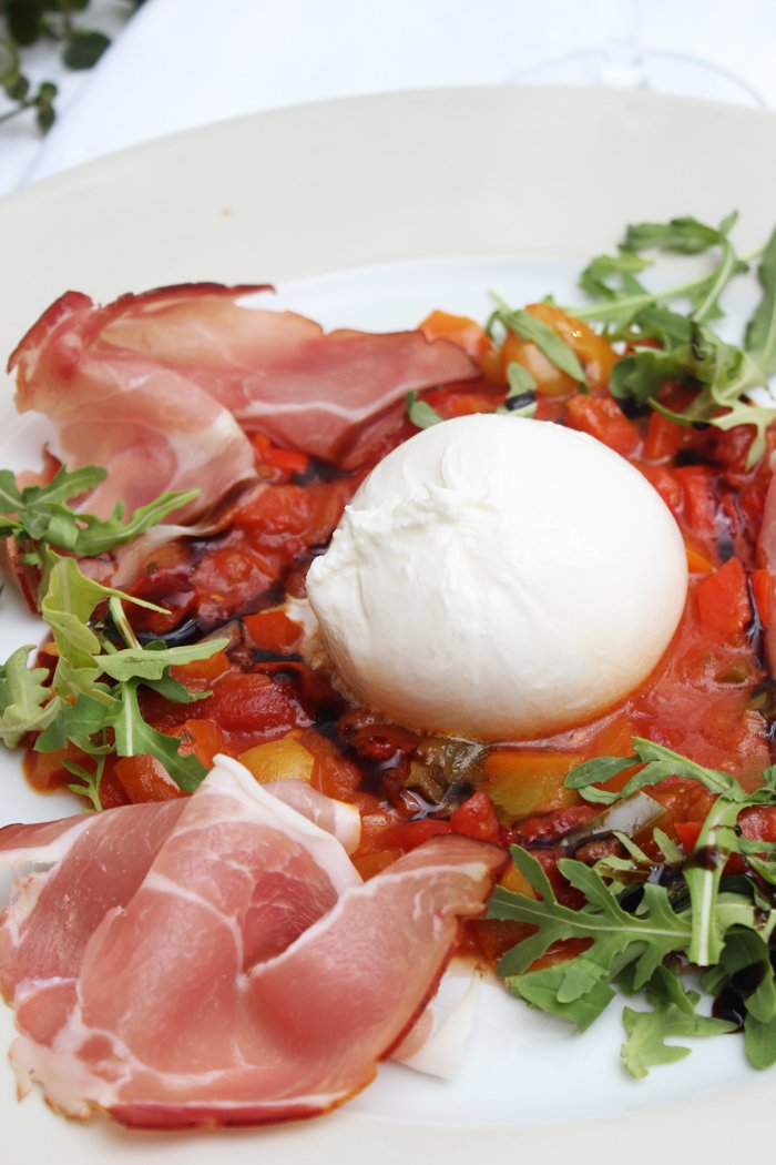 Burrata mit Paprikagemüse, Salat und Parmaschinken