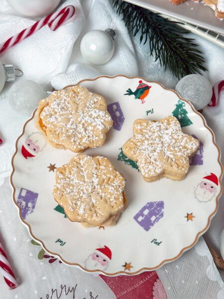 Butterzarte Orangenplätzchen in Schneeflockenform Rezept
