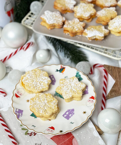 Butterzarte Orangenplätzchen in Schneeflockenform Rezept