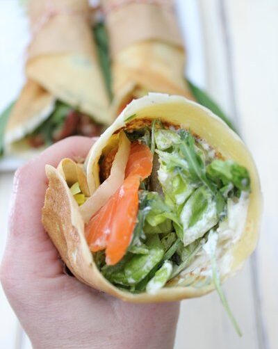IMG Bärlauch Crêpes mit Lachs Frischkäsecreme und Rucola Salat