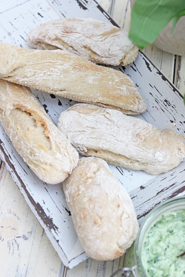 Bärlauch-Quark-Dip und Dinkelbaguettes