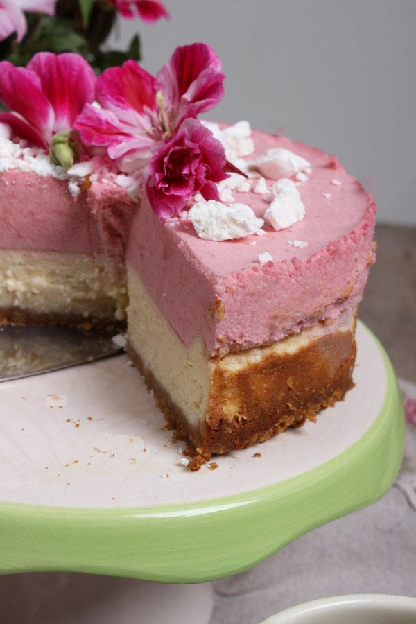 Cremiger und himmlischer cheesecake mit himbeersahne
