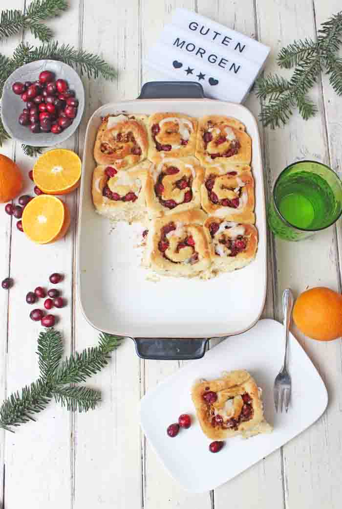 Mega leckere Cinnamon Rolls mit Cranberrys, Nüssen und Topping 9