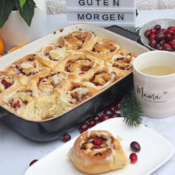 Mega leckere cinnamon rolls mit cranberrys, nüssen und topping 3