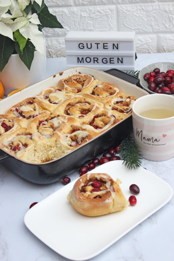 Christmas cinnamon rolls und adventsstimmung ohne stress mit yakult 3 Christmas cinnamon rolls mit cranbeery, nüssen und orangenglasur