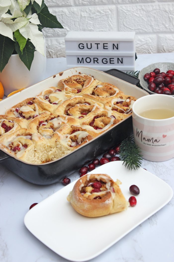 Christmas Cinnamon Rolls mit Cranbeery, Nüssen und Orangenglasur