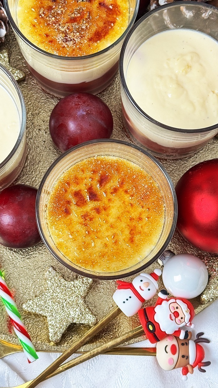 Himmlisches Créme Bruleé mit Pflaumen Dessert im Glas 