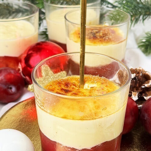 IMG Creme Brulee mit Pflaumen Dessert im Glas