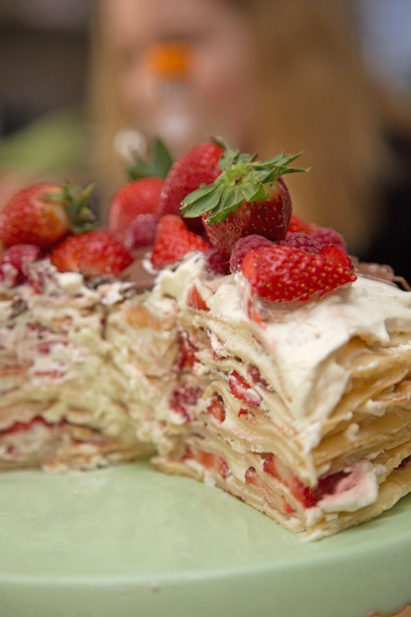 Eine Crêpe-Torte mit Erdbeeren für alle Kalorienbewussten unter uns 4