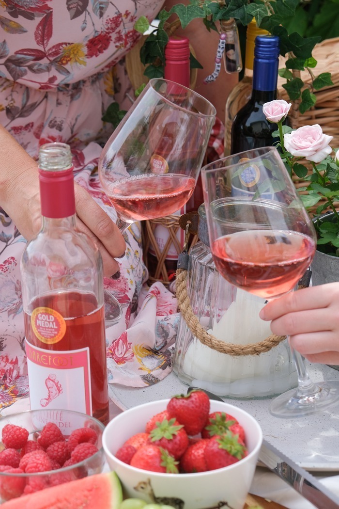 Diy-weinkorb mit barefoot wine für die beste freundin nach dem lockdown