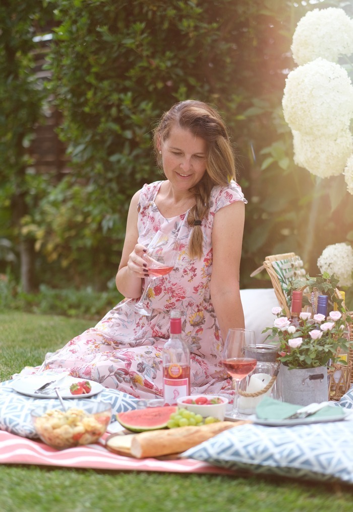 Diy-weinkorb mit barefoot wine für die beste freundin nach dem lockdown