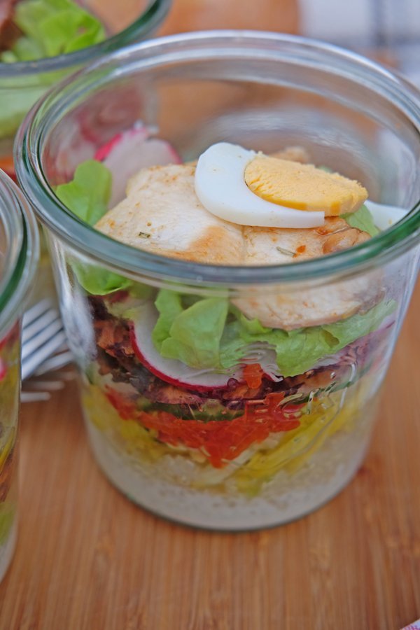 Quinoa-Rohkost-Salat mit Hähnchen und Joghurtdessing