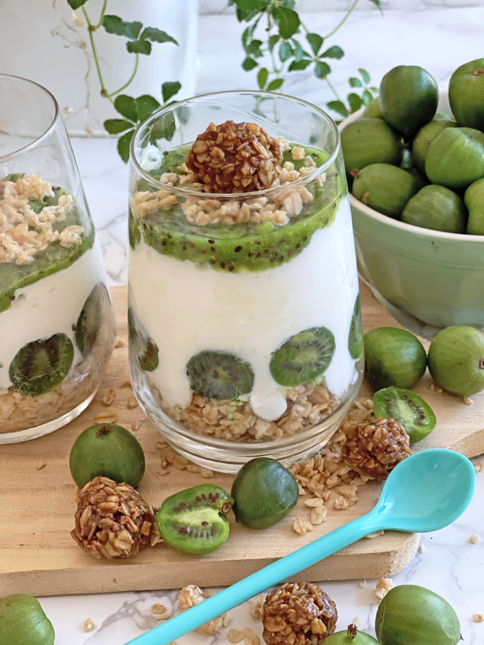 Dessert im glas mit kiwi, joghurt, grenola