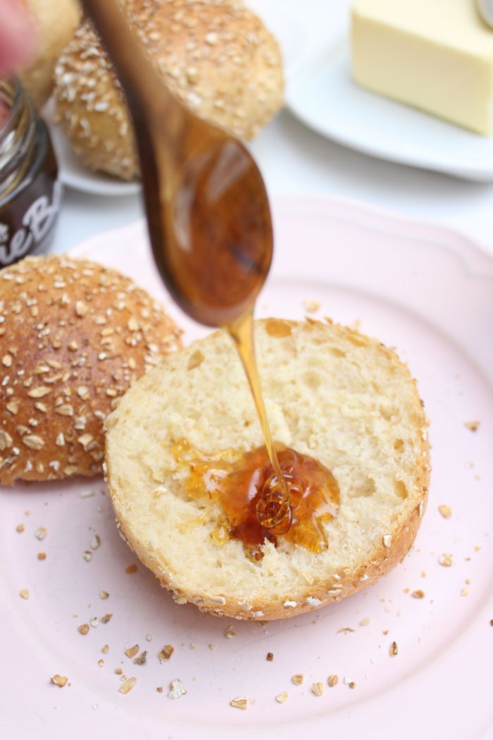 Dinkel-Körner-Haferflocken Brötchen mit LieBee Honig