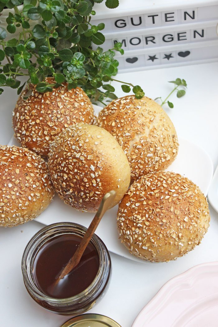 Dinkel-Körner-Haferflocken Brötchen mit LieBee Honig