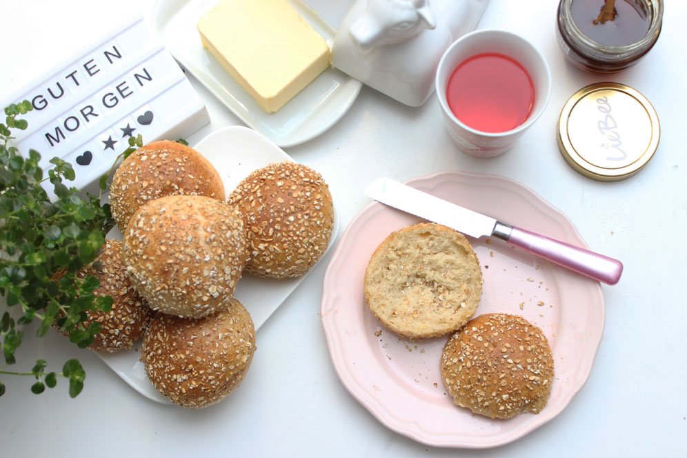 Dinkel-Körner-Haferflocken Brötchen mit LieBee-Honig