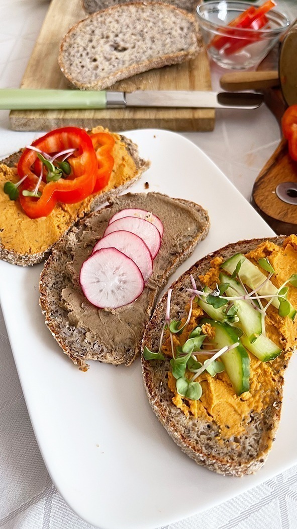 Dinkel-Leinsamen-Brot und vegane Wurst Aufstriche von Zwergenwiese