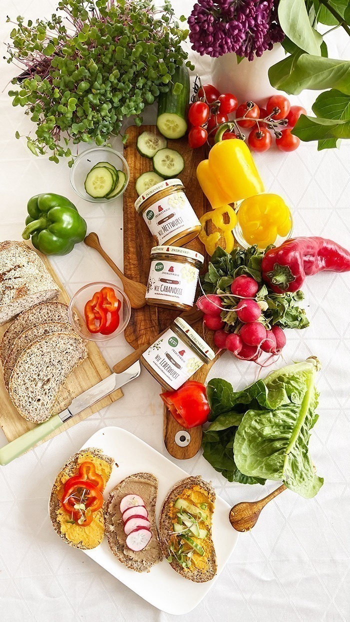 Dinkel-Leinsamen-Brot und vegane Wurst Aufstriche von Zwergenwiese 