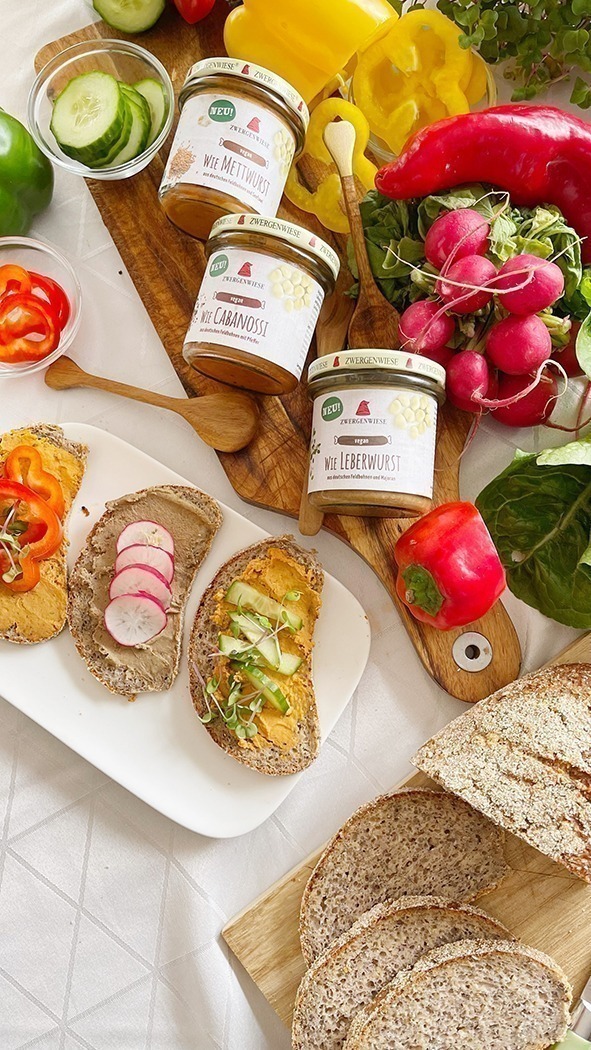 Dinkel-Leinsamen-Brot und vegane Wurst Aufstriche von Zwergenwiese