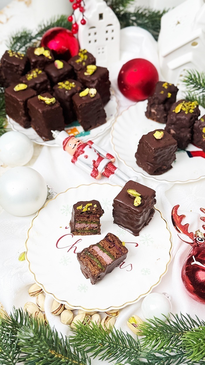 Dominosteine mit Pistazien-Marzipan und Punschcreme
