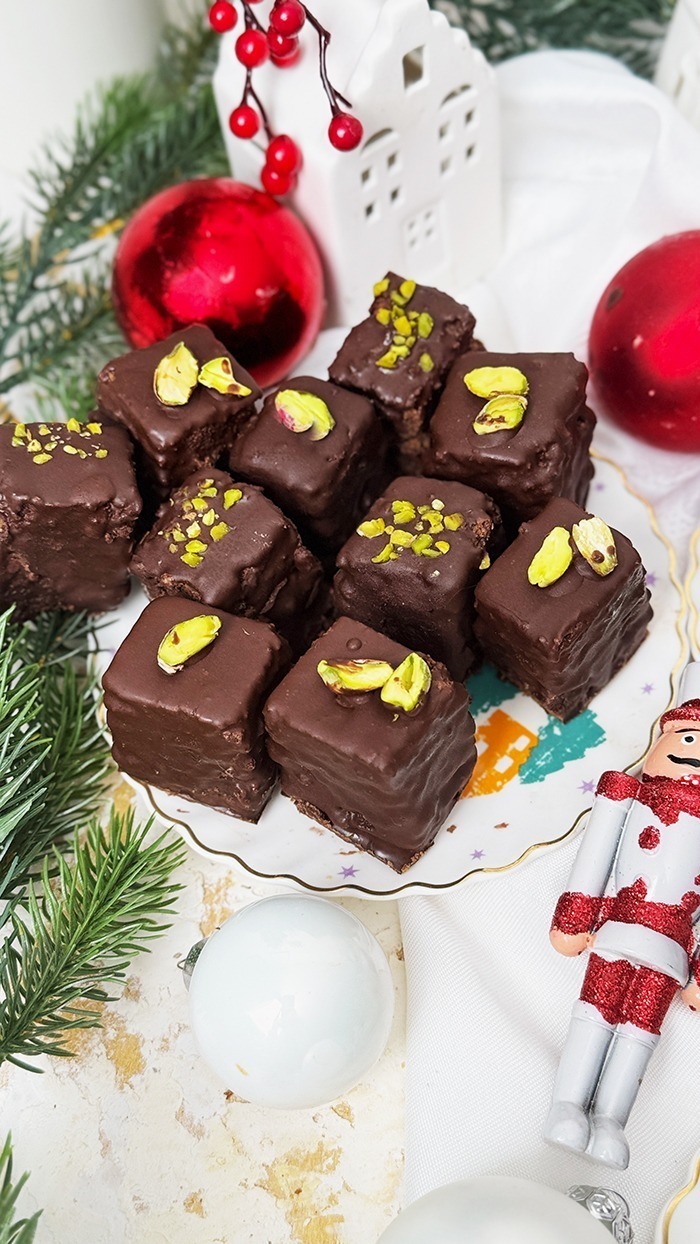 Dominosteine mit Pistazien-Marzipan und Punschcreme