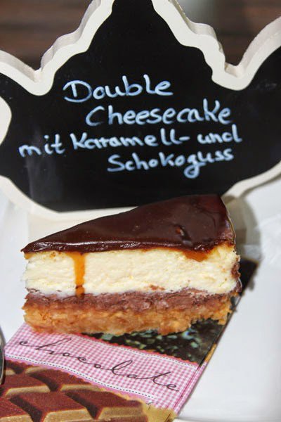 Double-cheesecake mit karamell und schokoguss
