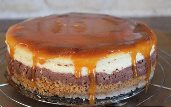 Double-Cheesecake mit Karamell und Schokoguss