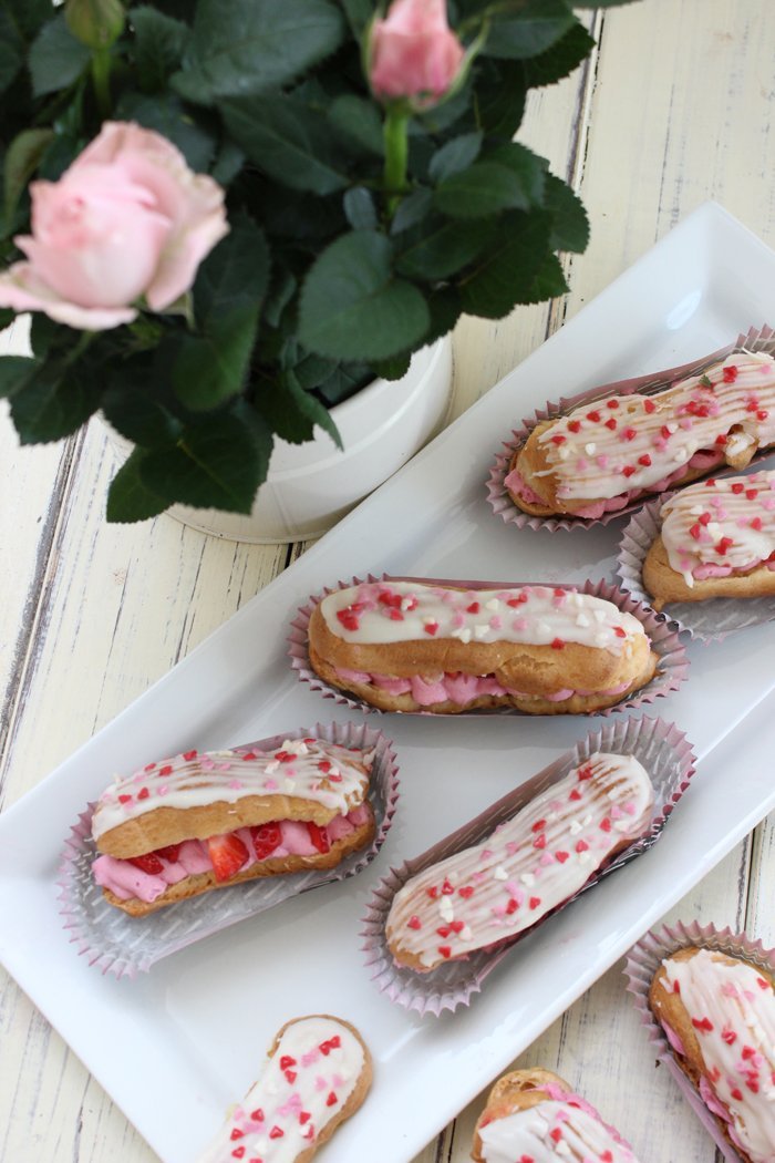 Eclairs mit Erdbeer-Tonkabohnencreme mit dem Eclair-Backblech von Birkmann