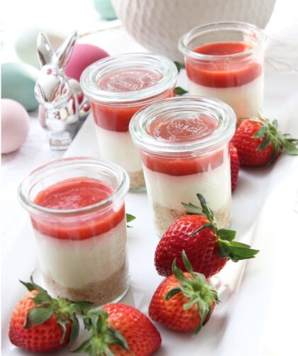 IMG Eierlikör Pannacotta Erdbeer Rhabarber Soße2