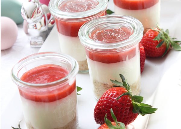 IMG Eierlikör Pannacotta Erdbeer Rhabarber Soße2