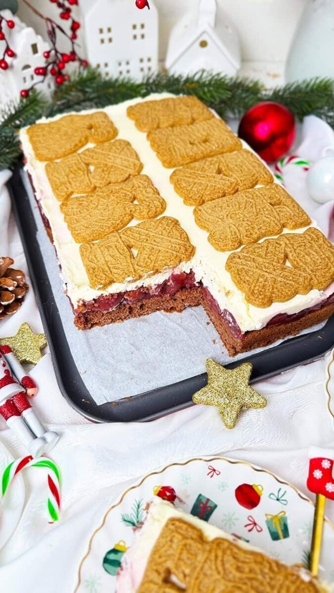 Einfacher Spekulatius Kuchen mit Kirschen vom Blech Einfacher Spekulatius Kuchen mit Kirschen vom Blech