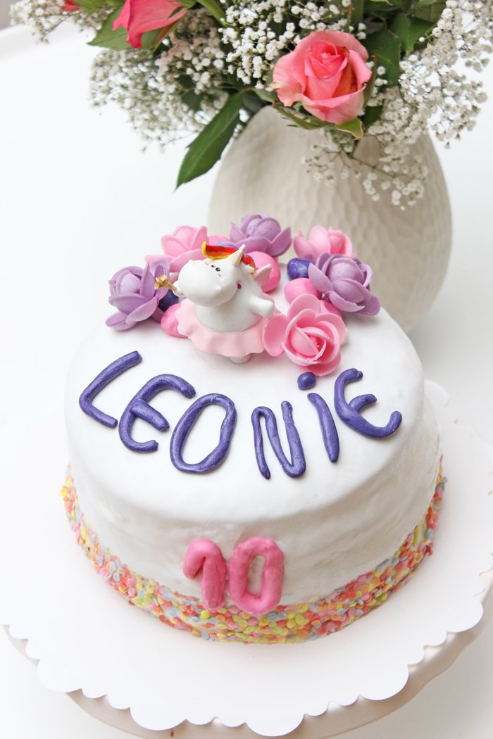 Regenbogen-einhorntorte zum geburtstag und café royal