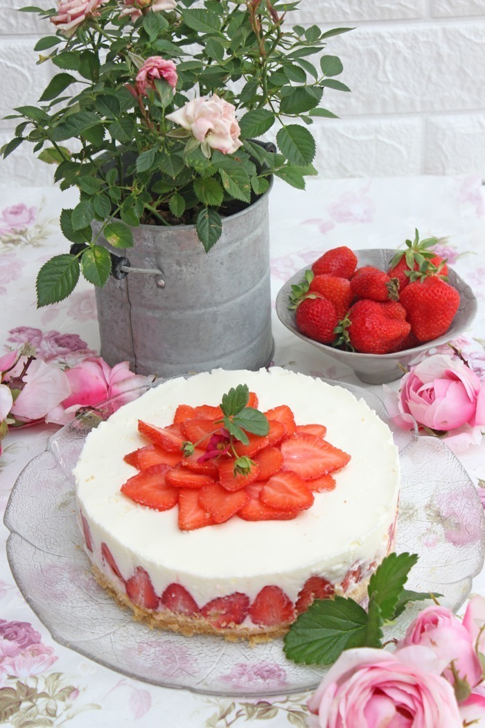 Leichte No Bake Erdbeer-Buttermilch-Holunderblüten Torte