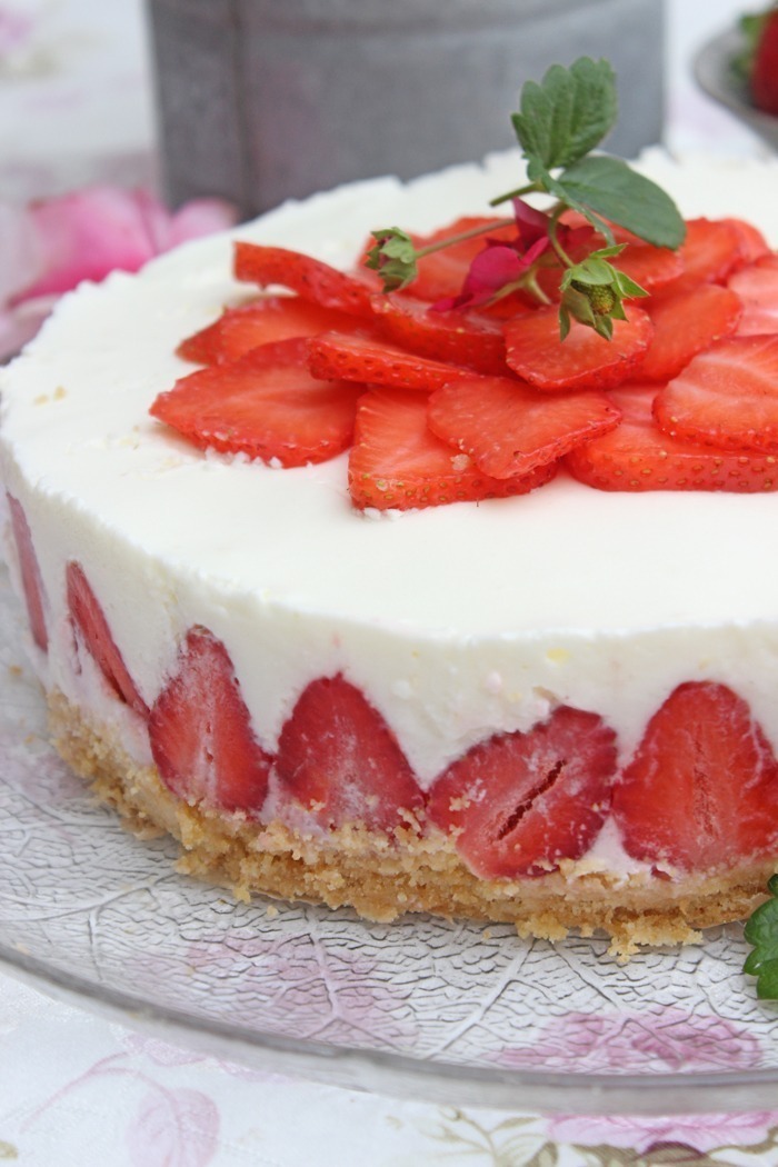 Erdbeer-Buttermilch-Holunderblüten Torte | No Bake Cake