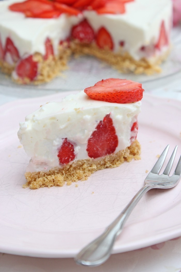 Erdbeer-Buttermilch-Holunderblüten Torte | No Bake Cake