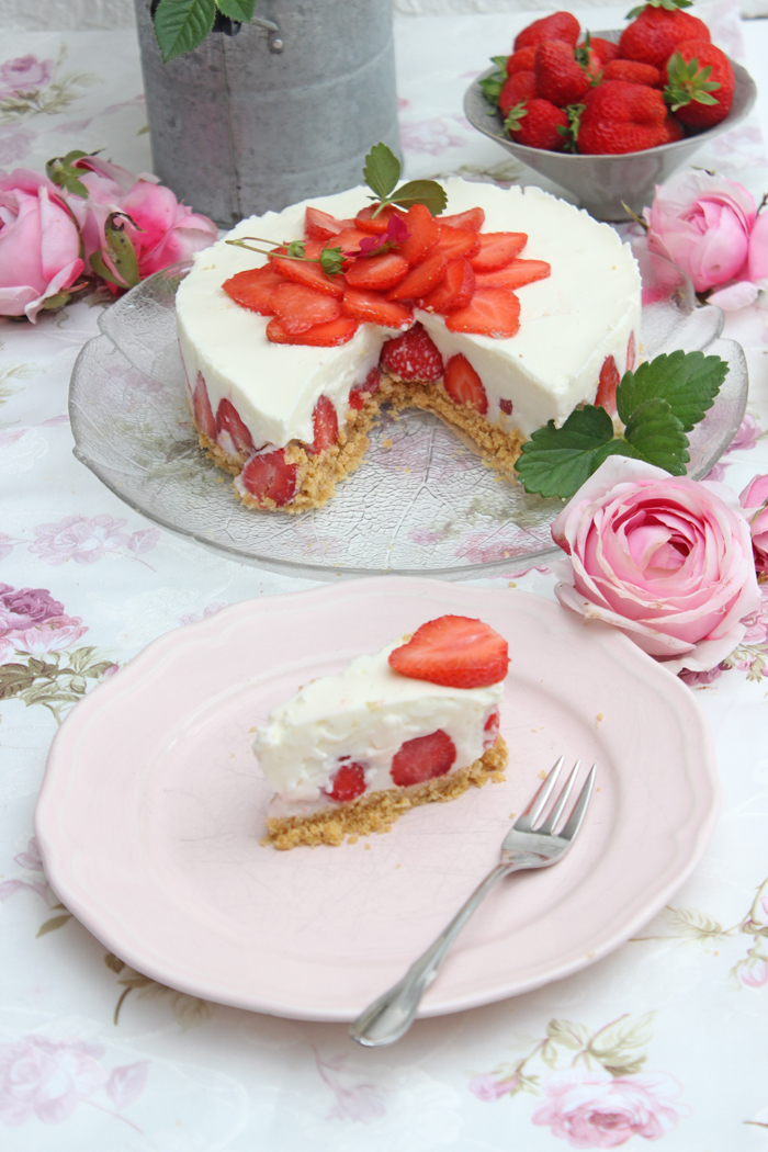 Erdbeer-Buttermilch-Holunderblüten Torte | No Bake Cake